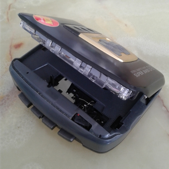 Aiwa HS-GS142G SUPER BASS Stereo Cassette Player Walkman Japan tested working - Picture 2 of 6